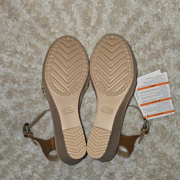 Crocs NWT Leigh II Wedge Sandal Size 8 - Picture 4 of 4